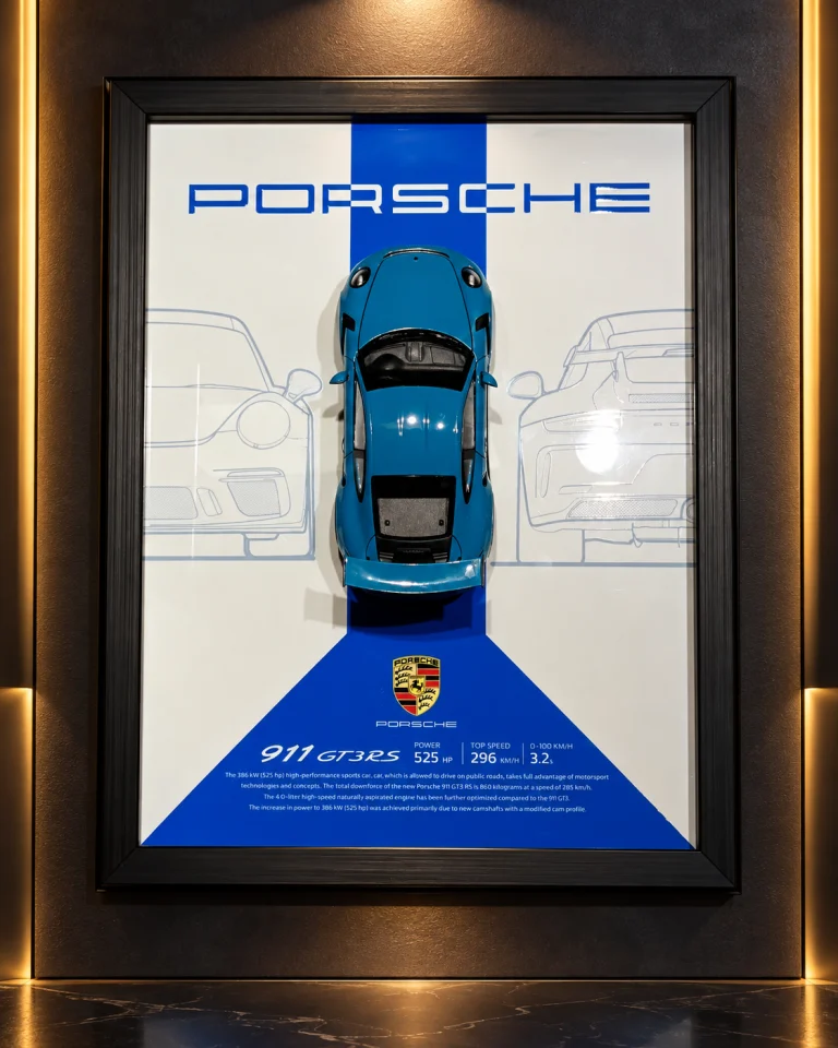 تابلو دکوراتیو ماکت پورشه 911 GT3 RS نسل 992 با طراحی سه‌بعدی آبی و سفید