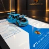 تابلو دکوراتیو ماکت پورشه 911 GT3 RS نسل 992 با طراحی سه‌بعدی آبی و سفید